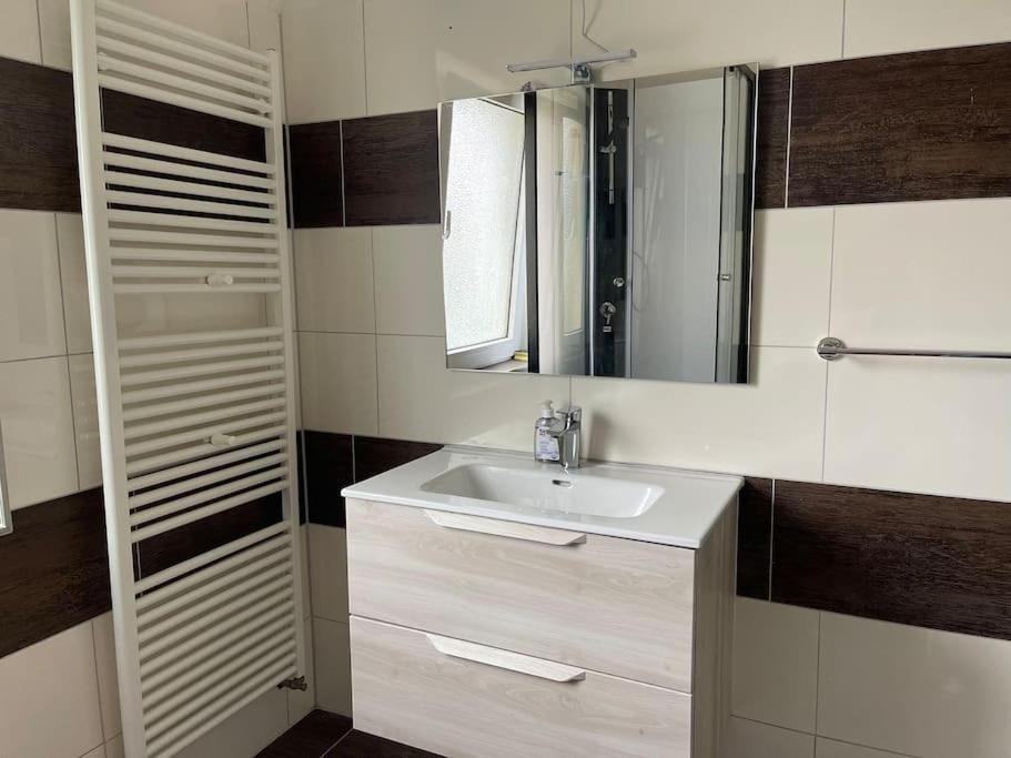 Duesseldorf Messe And Airport, 2-Bedroom Apartment With Kitchen And Garden ดุยส์บูร์ก ภายนอก รูปภาพ